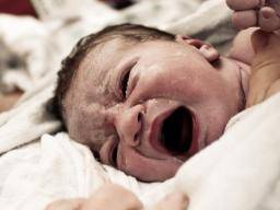 Ist es an der Zeit, die Art und Weise zu ändern, in der Babys sofort nach der Geburt gehalten werden?