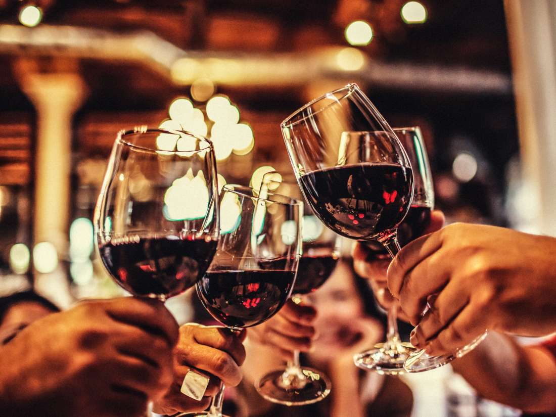 ¿El tamaño del vaso de vino es la culpa de cuánto bebemos?
