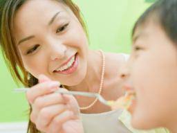 Kinder verhalten sich besser, wenn sie Nahrung zum Kauen geben anstatt zu beißen