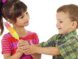 Kinder, denen es an Sympathie fehlt, "teilen sie eher, wenn sie die Moral der Gleichaltrigen respektieren"