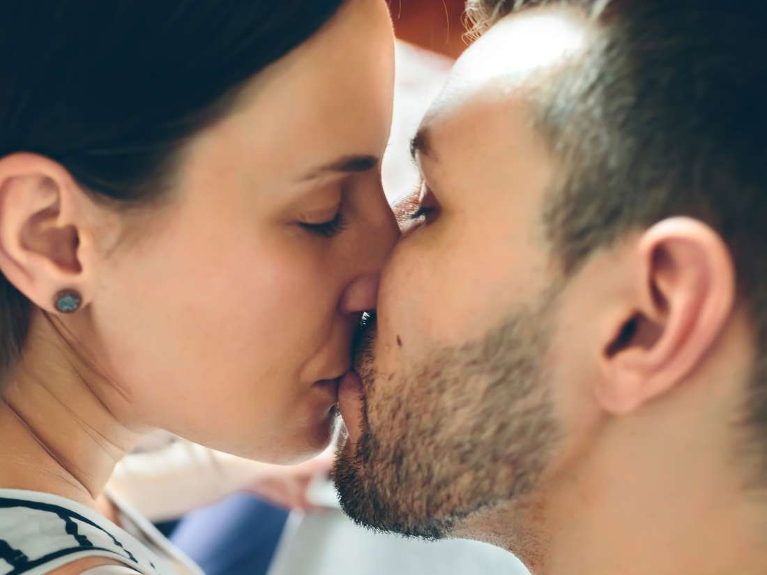 Küssen kann allergische Reaktionen in empfindlichen Menschen auslösen, wie Sex