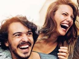 Lachen löst "Wohlfühlhormone" aus, um soziale Bindungen zu fördern