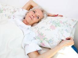 Der Verlust von "Schlafschalter" -Gehirnzellen kann Schlafstörungen bei älteren Menschen erklären