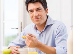 "Zmogaus hormono" nosies purskalas gali sumazinti kaloriju vartojima vyrams