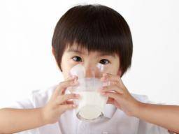 Menores niveles de vitamina D encontrados en niños que beben leche que no es de vaca