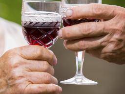 Selon une étude, les adultes d'âge moyen et les personnes plus âgées sont plus susceptibles de consommer de l'alcool fréquemment