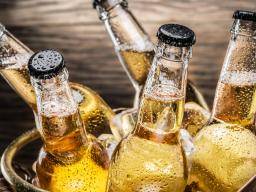 Mírná spotreba alkoholu spojená s poklesem mozku