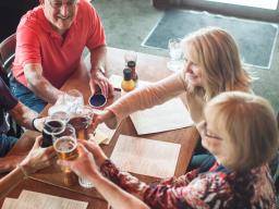 Mírný pití koreluje s kognitivním zdravím, dlouhovekostí