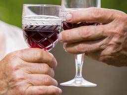 Mäßiges Trinken im Zusammenhang mit Herzschäden bei älteren Menschen