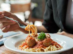 Die meisten Restaurants servieren übergroße, kalorienreiche Mahlzeiten