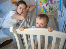 Mütter, nicht Väter, bekommen weniger Schlaf, wenn sie mit Kindern leben