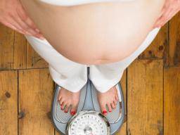Materský BMI behem tehotenství má malý vliv na riziko detské obezity