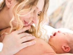 Mütter mit positiven Kindheitserfahrungen reagieren besser auf Babys Schreie