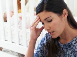 Matky s poporodní depresí "by mohly mít prospech z telefonické podpory peeru"