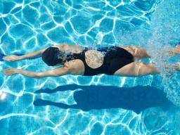 ‚Nein im Pool pinkeln‘, sagen Forscher - es ernsthafte Gesundheitsrisiken darstellen können