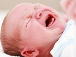 Bezahlter Familienurlaub könnte die Häufigkeit von missbräuchlichen Kopfverletzungen bei Säuglingen reduzieren