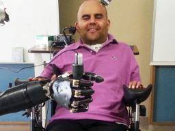 Gelähmter Mann benutzt Bewegungsabsicht, um Roboterarm zu steuern