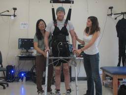 Paralyzovaný muz pouzívá vlastní mozkovou sílu k opetovnému chodu