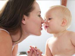 L'attention parentale au babillage infantile accélère le développement du langage