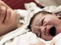 Der Kontakt von Haut zu Haut nach der Geburt verringert den Tod von Säuglingen