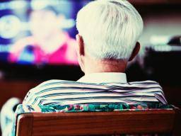 Séance prolongée et regarder la télévision «dangereux» pour les personnes âgées