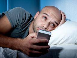 Dejte smartphone dolu: pouzívání sociálních médií a poruchy spánku spojené