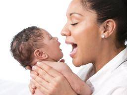 Vedec zkoumá, proc matky zpívají svým detem