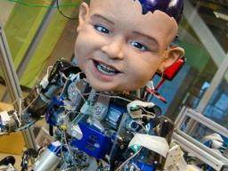 Robot Baby aide à faire la lumière sur le motif derrière le sourire d'un nourrisson