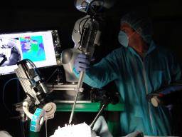 Roboter führt eine Operation an weichem Gewebe besser durch als menschliche Hände