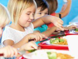 Skolní jídla jsou mnohem výzivnejsí díky revidovaným normám