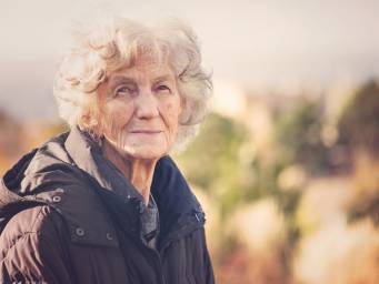 Las personas mayores, salir de la casa a diario pueden ayudarlo a vivir más tiempo