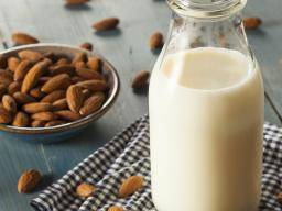 Sieben Vorteile von Mandelmilch