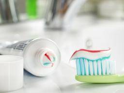 Ar mes turime kaltinti savo genus uz bakteriju uz danties zlugimo?