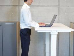 Tables de travail: Empêchent-elles les dommages liés à une position assise prolongée?