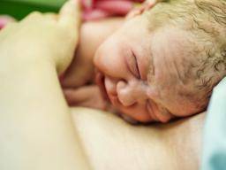 Haut-zu-Haut-Kontakt nach der Geburt reduziert Stress für Mütter