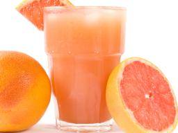 Riziko rakoviny kuze spojené s grapefruitem a pomerancovým dzusem