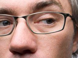 "Smart glasses" für die fast blinden Startversuche im öffentlichen Raum