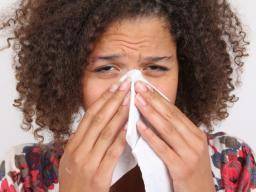 Kýchání: jak komplexní tekutý výpotek prispívá k sírení nemoci