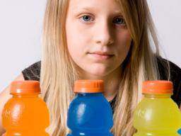 Sportovní nápoje a energetické nápoje spojené s nezdravým chováním u dospívajících