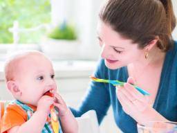 Les aliments pour bébés achetés en magasin peuvent être plus sains par repas que les aliments faits maison.