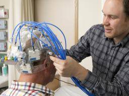 Le casque «Strokefinder» permet un diagnostic rapide des accidents vasculaires cérébraux
