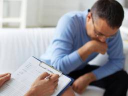Studie uvádí, ze krátkodobé poradenství by mohlo snízit opakované pokusy o sebevrazdu