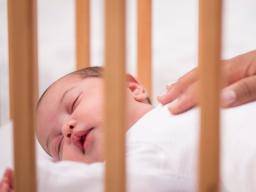 Plötzlicher Kindstod: Neue sichere Schlafrichtlinien herausgegeben