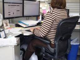 Le dispositif de pédale sous le bureau pourrait réduire le comportement sédentaire des employés de bureau
