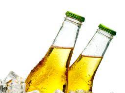 El consumo de alcohol entre menores está disminuyendo en popularidad, sugiere un informe
