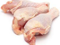 Rohes Huhn zu waschen erhöht das Risiko einer Lebensmittelvergiftung