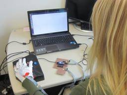 Tragbare Computerhandschuhe "helfen, Blindenschrift zu lehren"