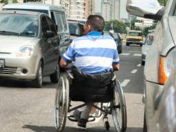 Uzivatelé invalidních vozíku jsou více ohrozeni pri prekracování silnic