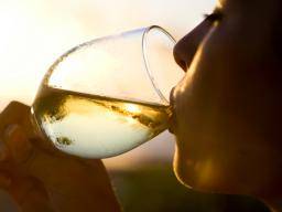 Weißwein, Alkohol kann das Risiko von Rosacea für Frauen erhöhen
