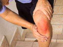 Proc kolena ublízí, kdyz stoupa po schodech?
